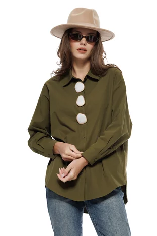 Camasa dama premium din bumbac olive cu accesorii maxi sidefate