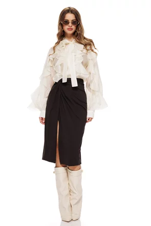 Fusta eleganta midi neagra cu drapaj rasucit si crapatura pe un picior