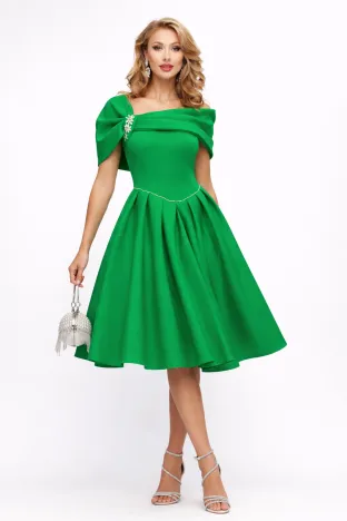 Rochie de ocazie eleganta verde din neopren pe umeri cu fusta in pliuri si cristale