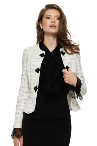 Sacou dama elegant Fofy din tweed premium alb cu carouri si bandemburguri negre cu perle