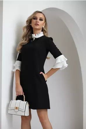 Rochie eleganta Fofy croi in A  neagra cu  aplicatii plisate albe si brosa