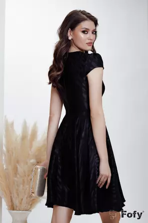 Rochie eleganta neagra Fofy din jakard satinat cu colier de perle si strassuri