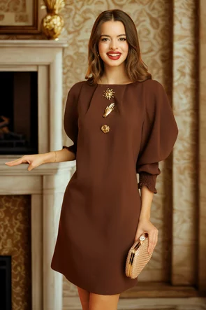 Rochie Fofy eleganta din stofa premium maro cu accesorii sofisticate si maneci elaborate
