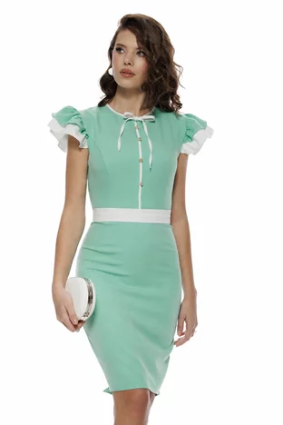 Rochie Fofy roz cu volane la mâneci, talie marcată și detalii elegante
