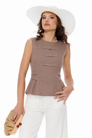 Vesta dama eleganta din in 100% cappuccino cambrata cu brandemburguri aplicate