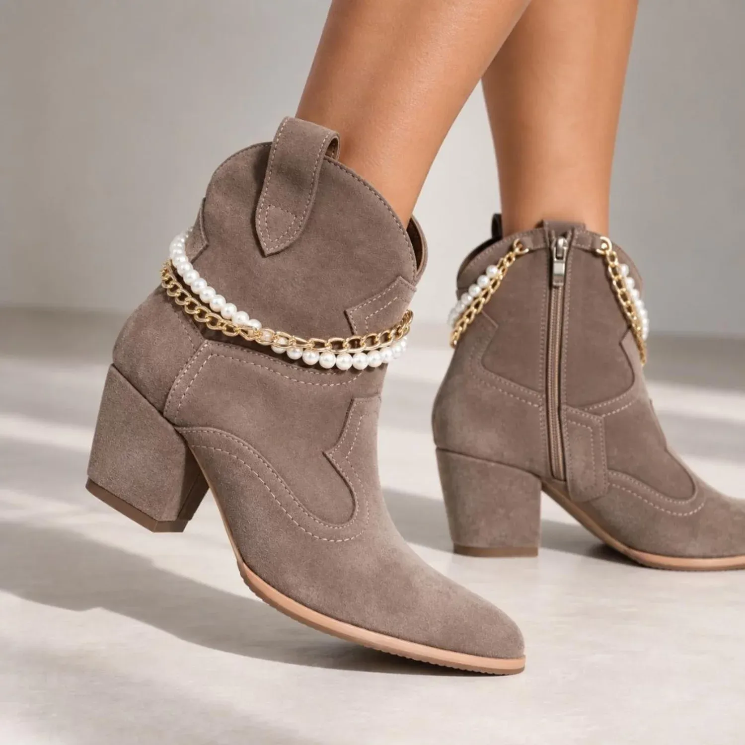 Ciocate dama Piele Naturala Bej accesorizate cu lant perle Sisa