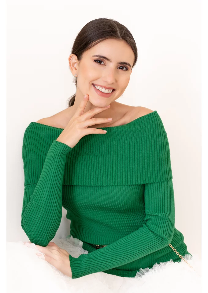 Bluiza reiata verde pe umeri