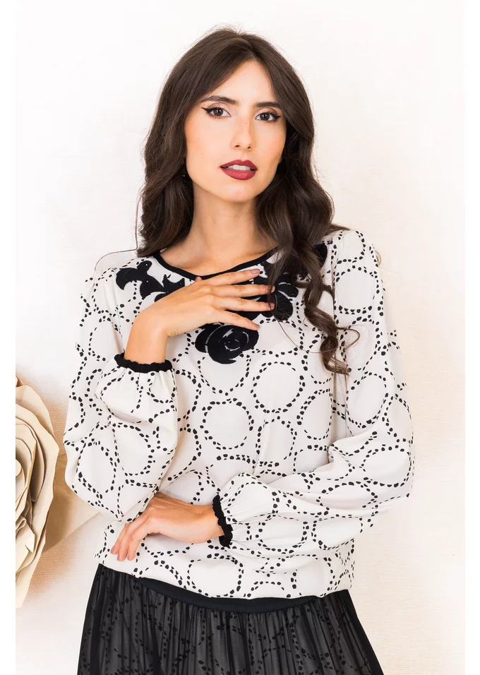 Bluza crem cu print abstract si broderie neagra