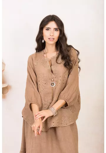 Bluza maro din in cu perforatii