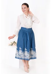 Fusta albastra decorata cu broderie