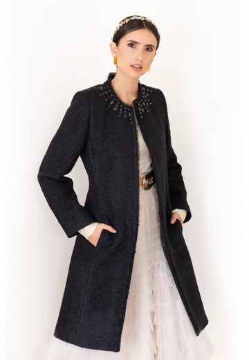 Palton din lana decorat cu strasuri negre