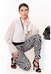 Pantalon conic cu imprimeu grafic alb-negru