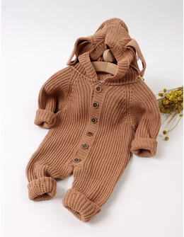 Salopeta crosetata, gluga cu urechiuse, maro