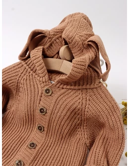 Salopeta crosetata, gluga cu urechiuse, maro