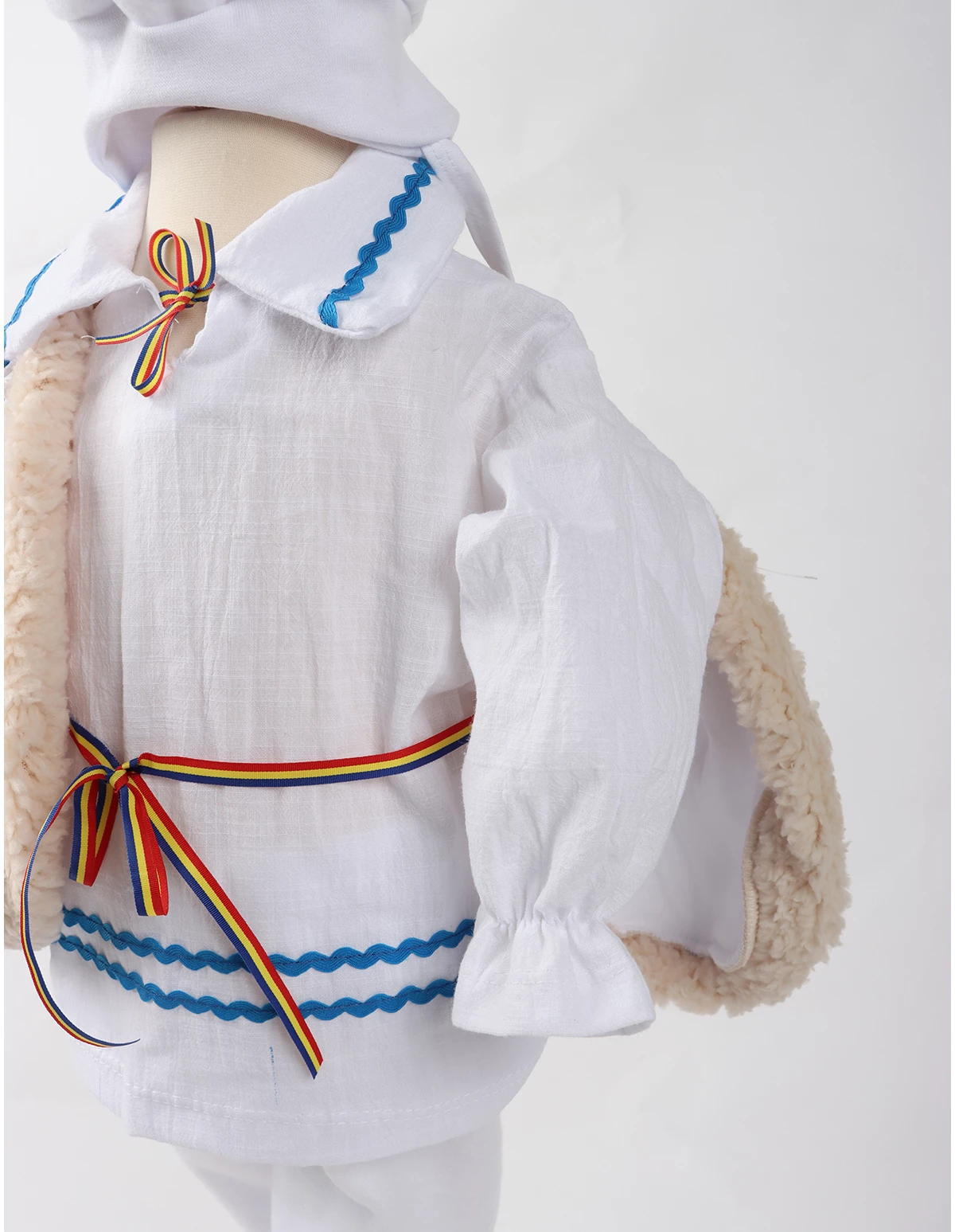 Set traditional cu motive baietei 3