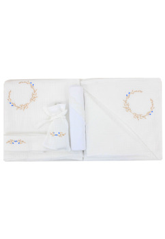Trusou botez din muselina, 7 piese, brodat, crem cu albastru