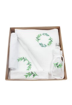 Trusou botez din muselina, 7 piese, frunze de maslin, alb