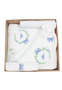 Trusou botez din muselina, 7 piese, personalizat cu monograma albastra, alb