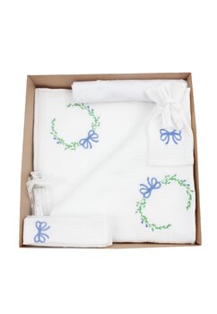 Trusou botez din muselina, alb, 7 piese, brodat, fundita albastra