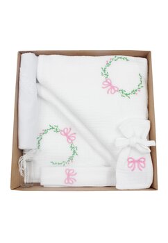 Trusou botez din muselina, alb, 7 piese, brodat, fundita roz