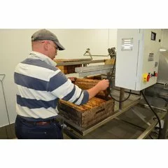 Linie profesională extracție miere cu descăpăcire patentată cu cuțite triunghiulare, macara premium, deboxer și extractor 90 rame cu umeraș – Delta Plus, Thomas picture - 6