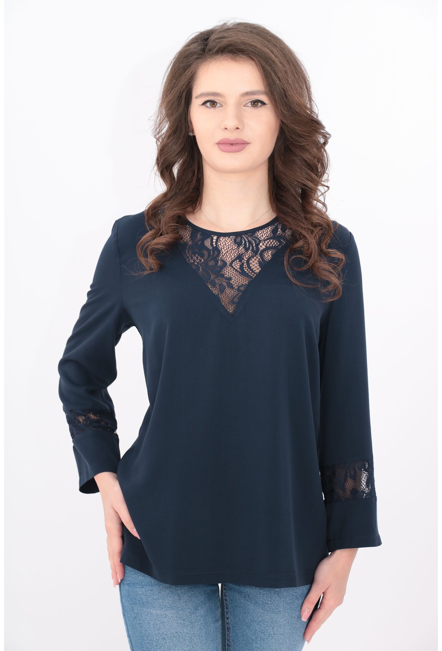 Bluza bleumarin din vascoza cu dantela