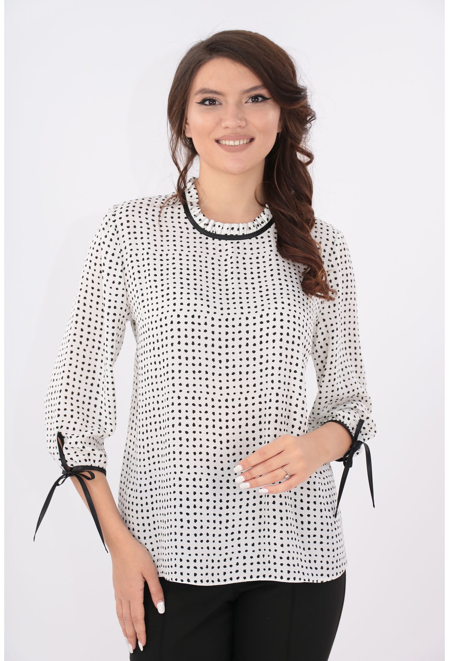Bluza lejera alba cu buline mici negre