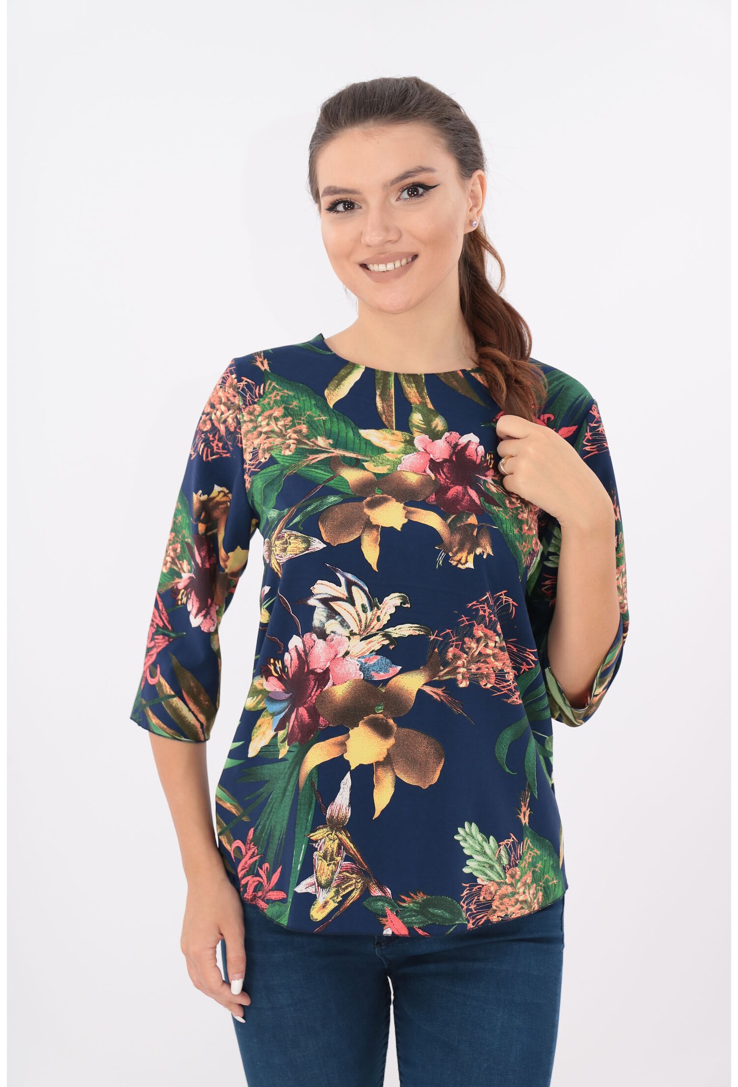 Bluza lejera bleumarin cu desen maxi floral verde-roz