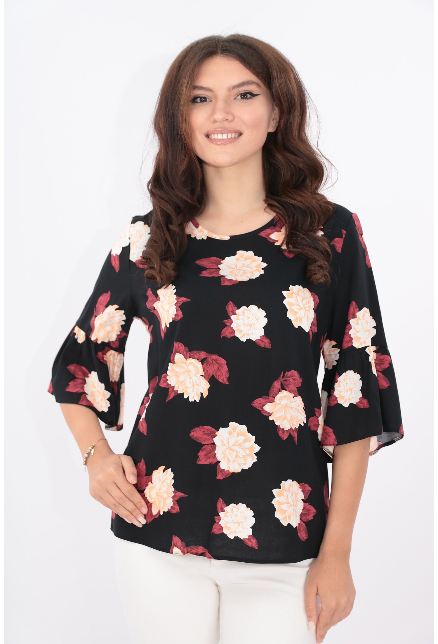 Bluza lejera neagra cu print floral