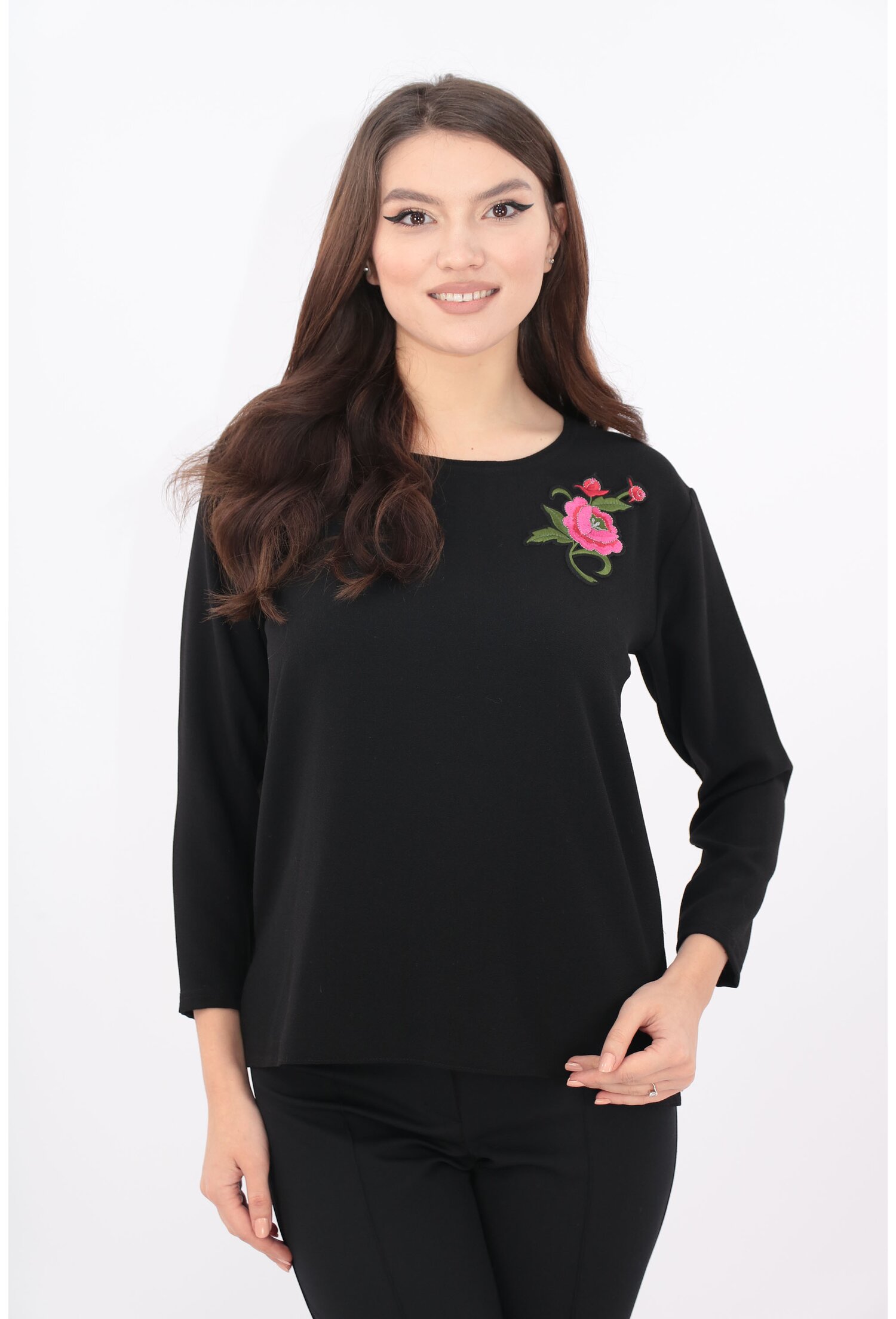 Bluza neagra cu broderie