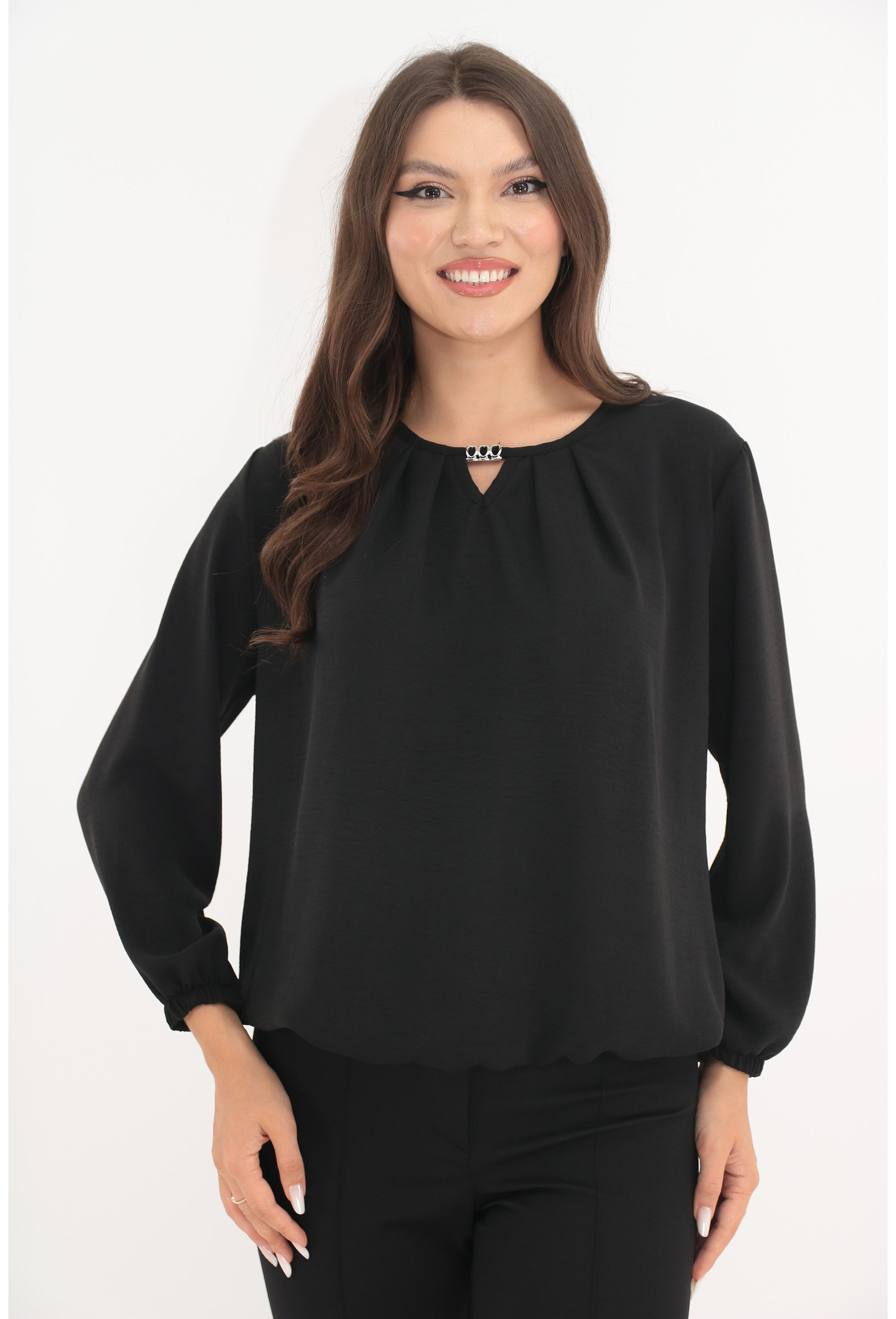 Bluza neagra cu pliuri si decupaj la decolteu