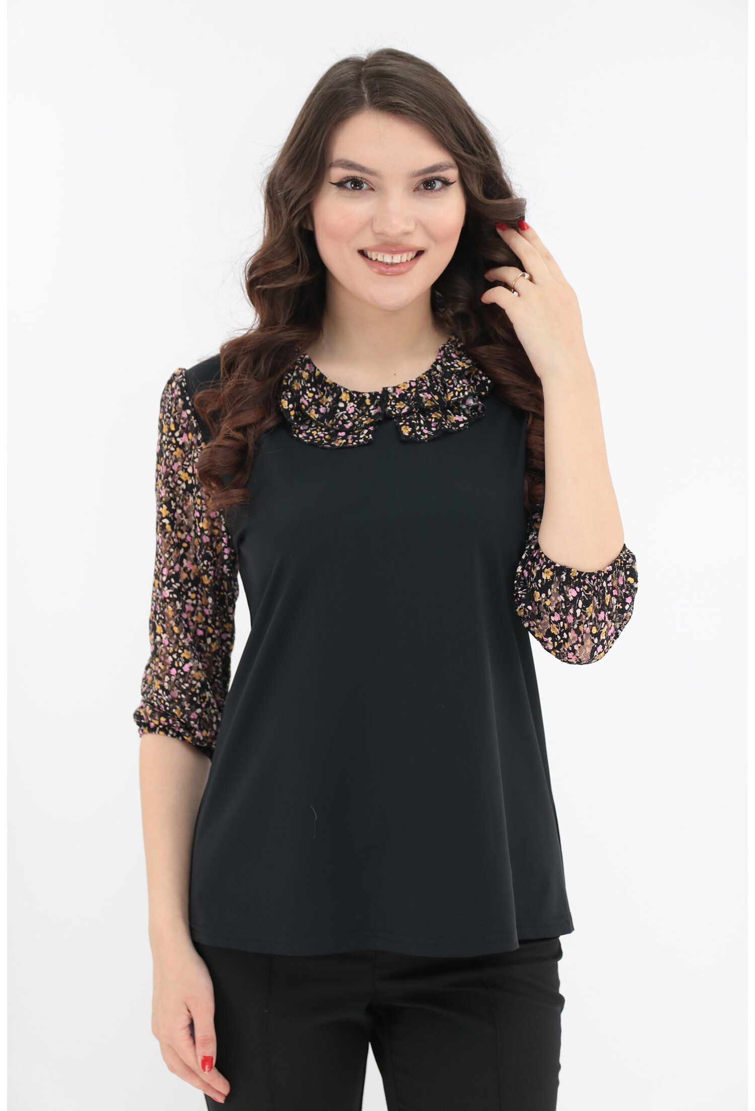 Bluza neagra cu volan dublu din voal cu print floral la decolteu