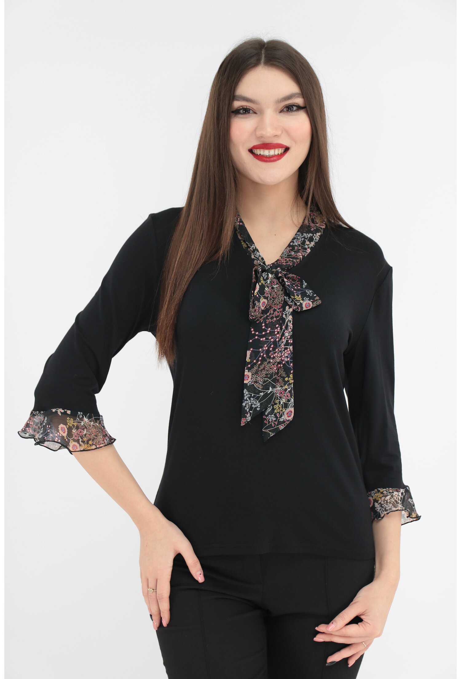 Bluza neagra cu volane si esarfa din voal cu print discret rosu