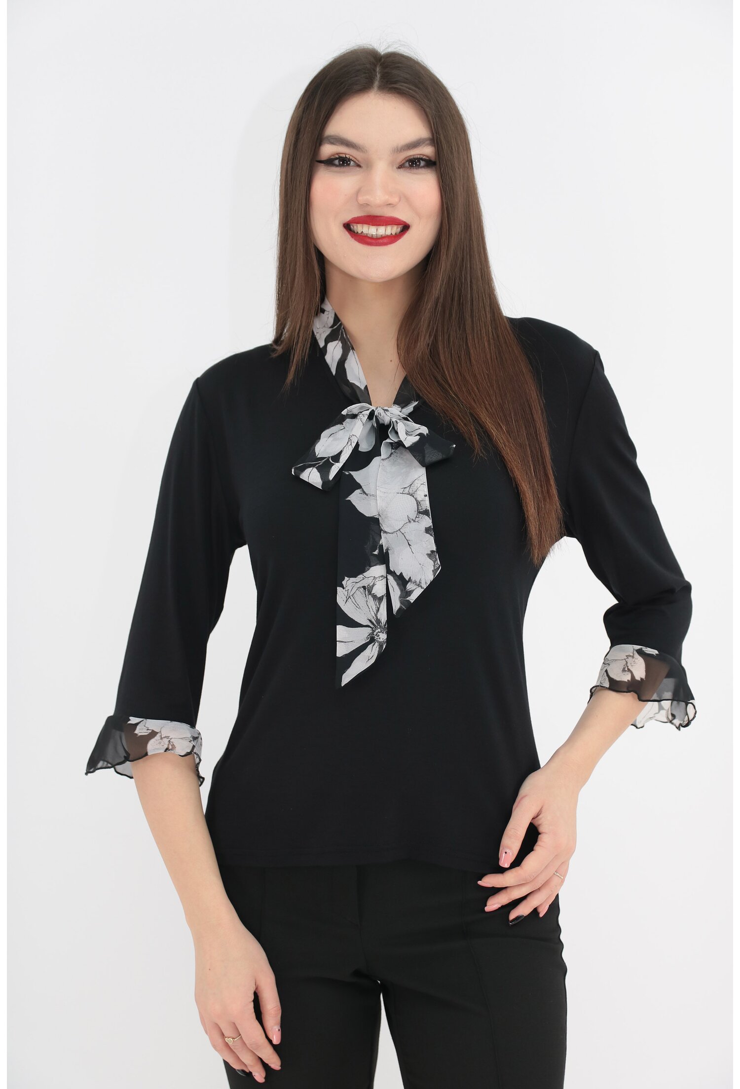 Bluza neagra cu volane si esarfa din voal cu print floral alb