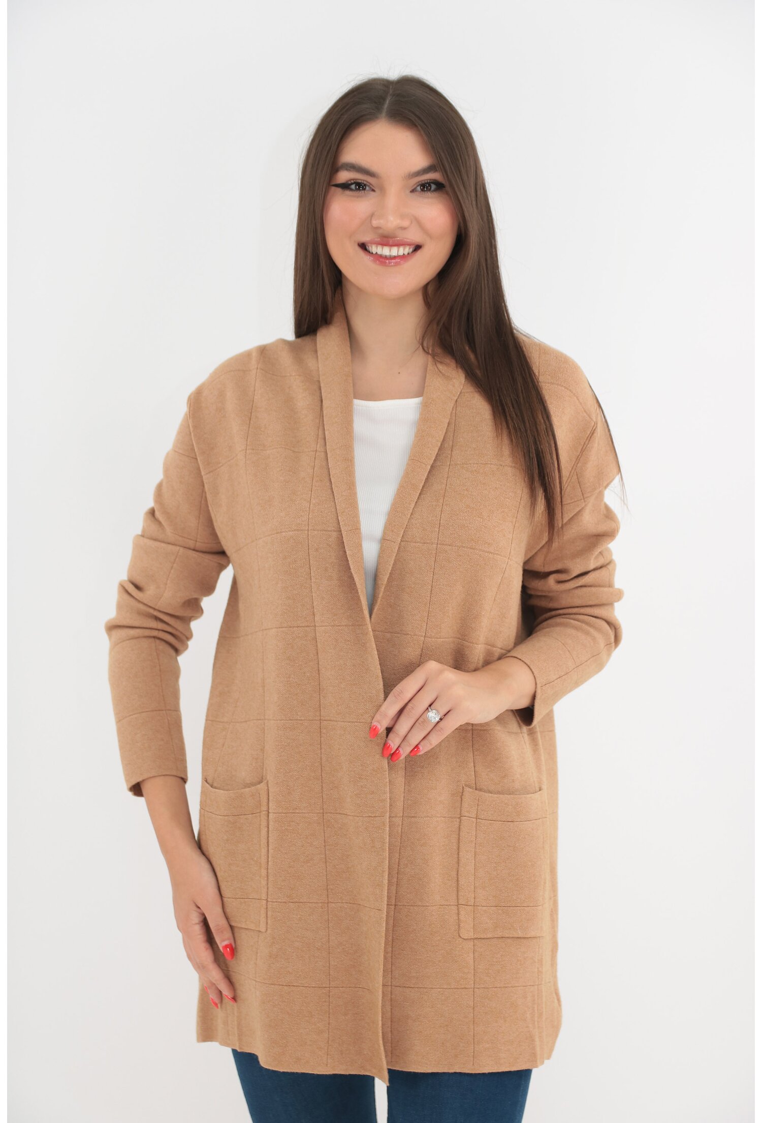 Cardigan bej tricotat cu model discret