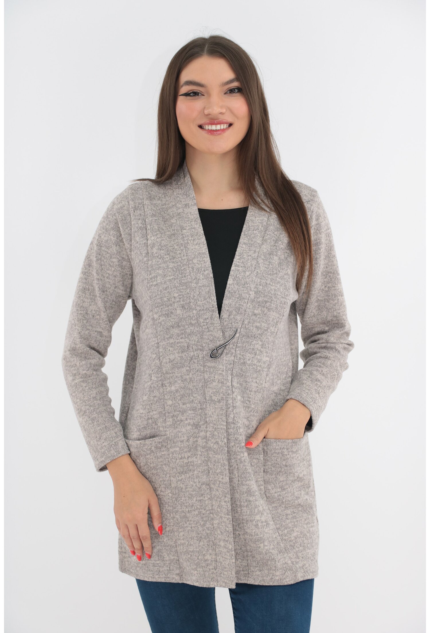 Cardigan crem din jerse cu brosa