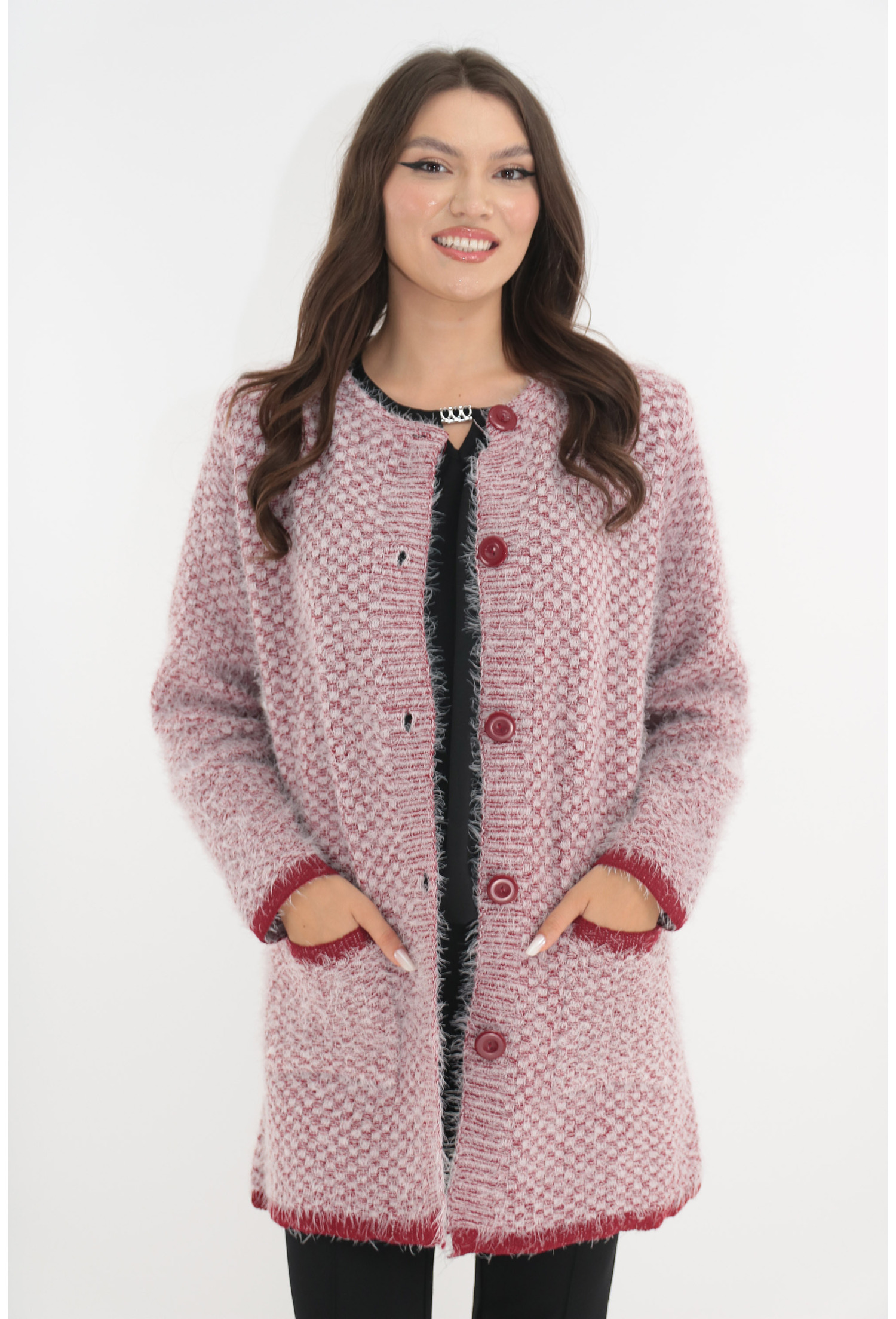Cardigan gros alb-rosu cu nasturi