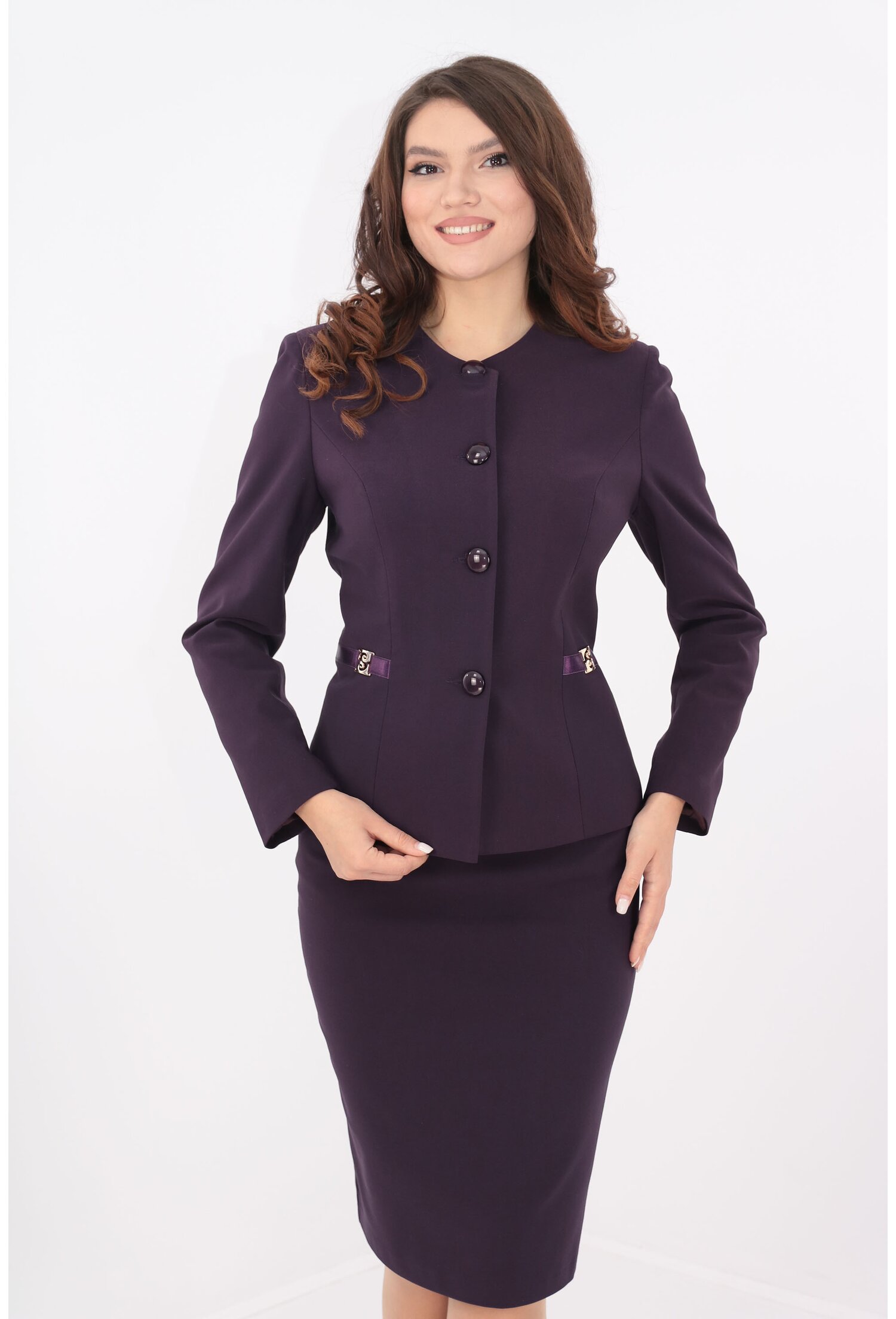 Costum violet cu benzi satinate si ornamente aurii
