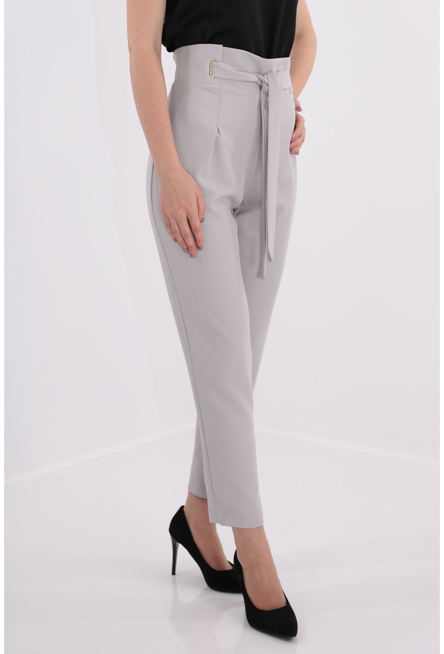 Pantaloni conici gri cu cordon