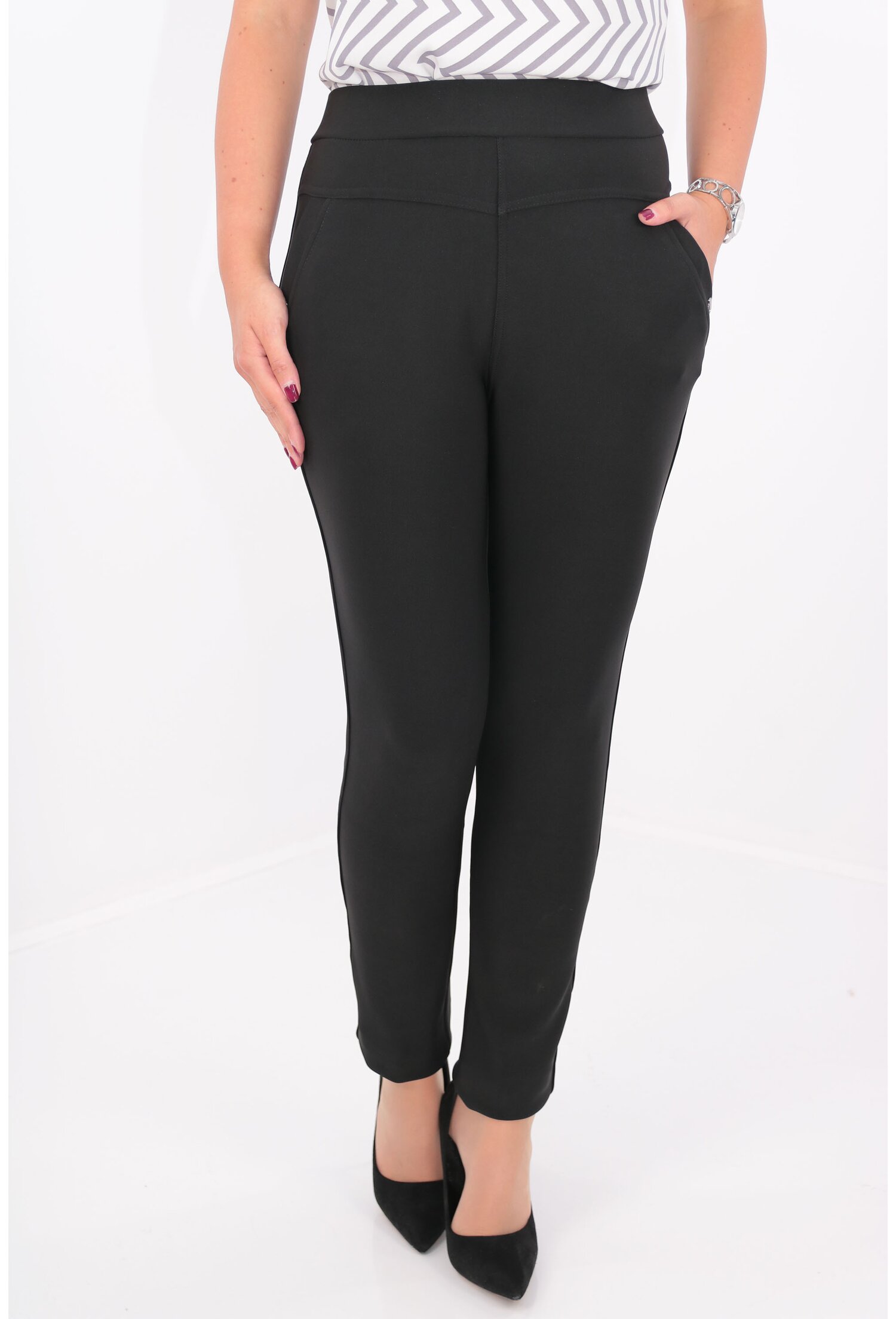 Pantaloni negri cu elastic in talie si buzunare