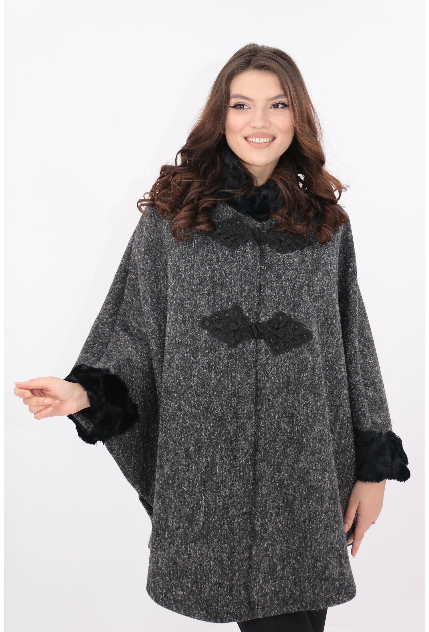 Poncho din stofa groasa gri pepit cu blanita neagra