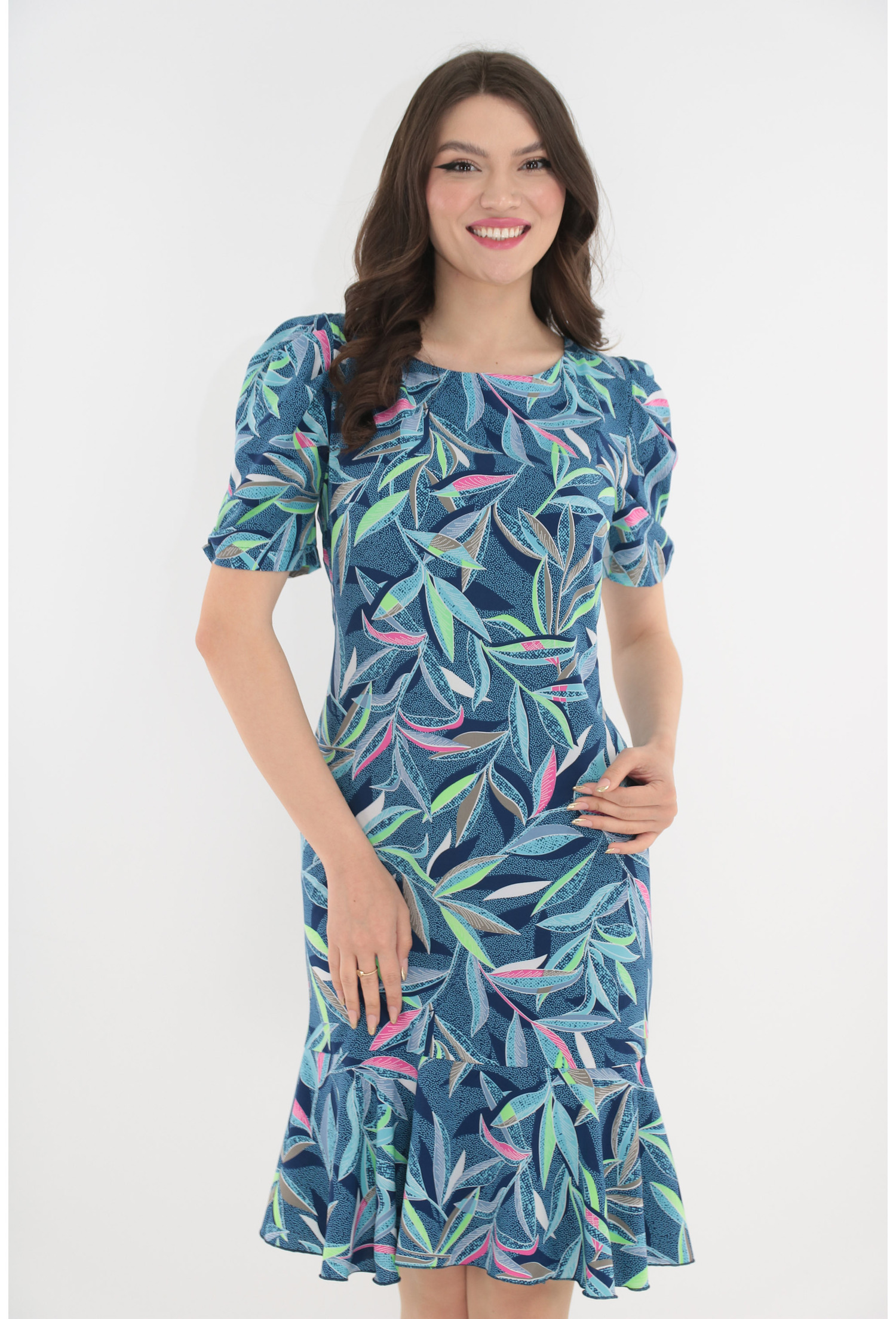 Rochie albastra cu print abstract multicolor cu maneci bufante si volanas la tiv
