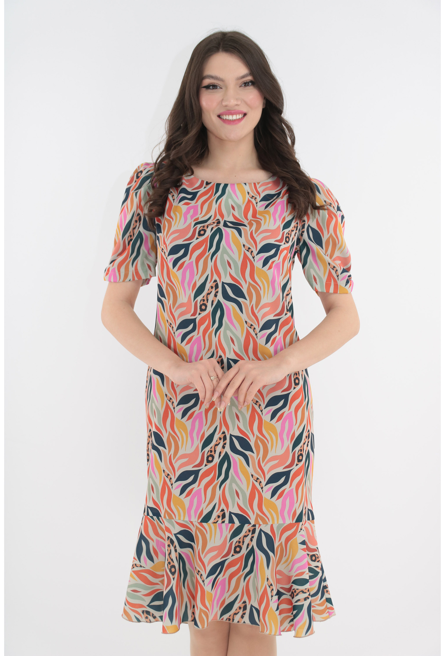 Rochie bej cu print abstract multicolor cu maneci bufante si volanas la tiv