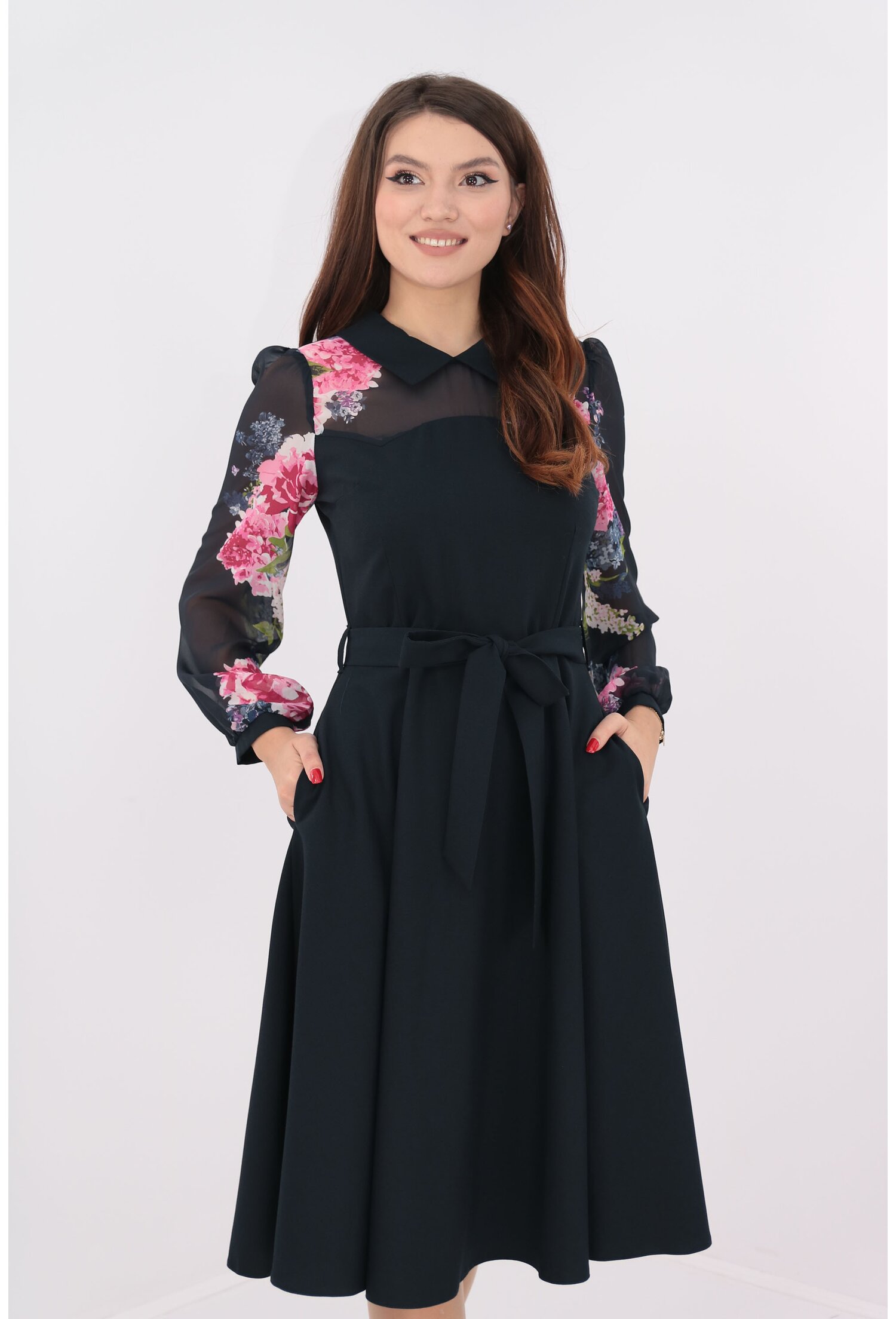 Rochie bleumarin cu cordon in talie si voal cu bujori roz