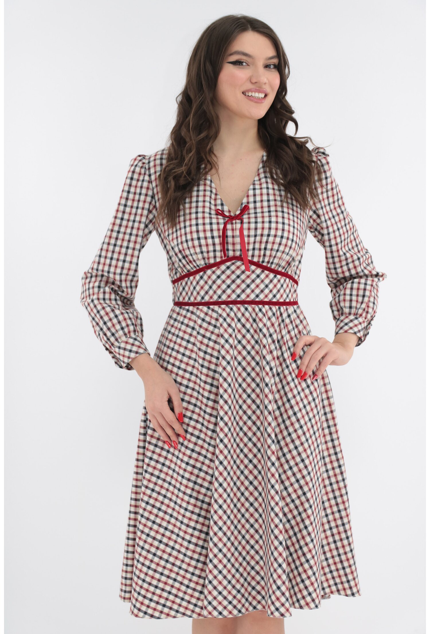 Rochie clos alba cu imprimeu in carouri rosii