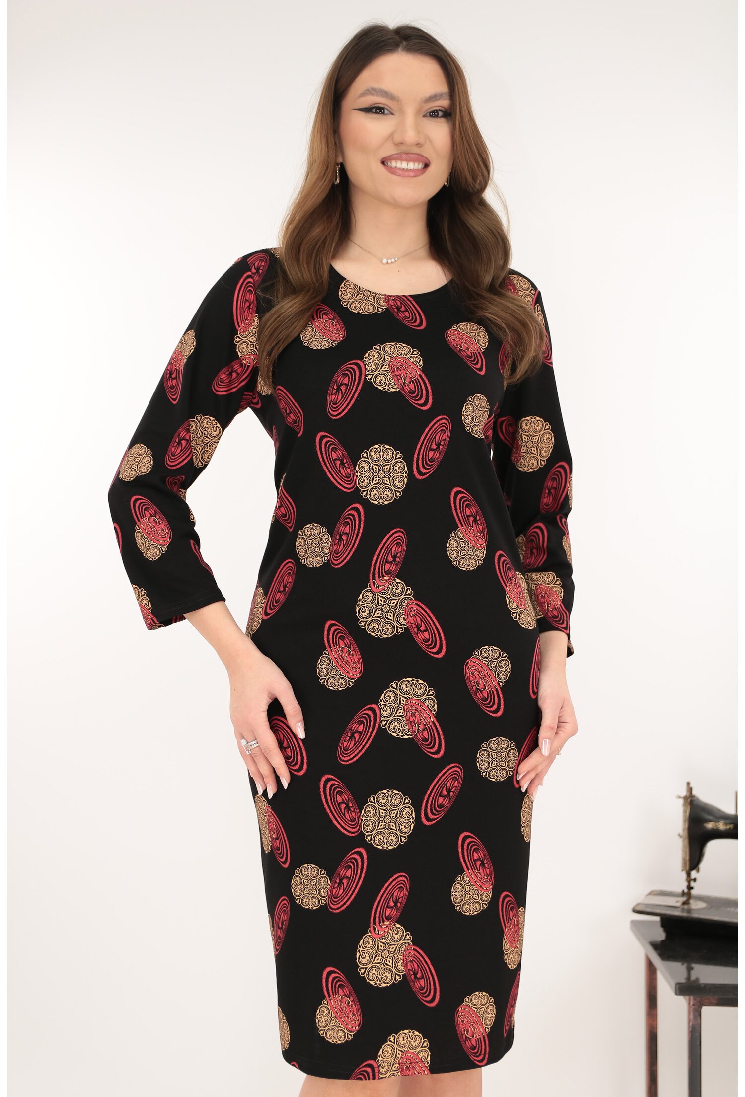 Rochie dreapta neagra cu imprimeu abstract caramiziu