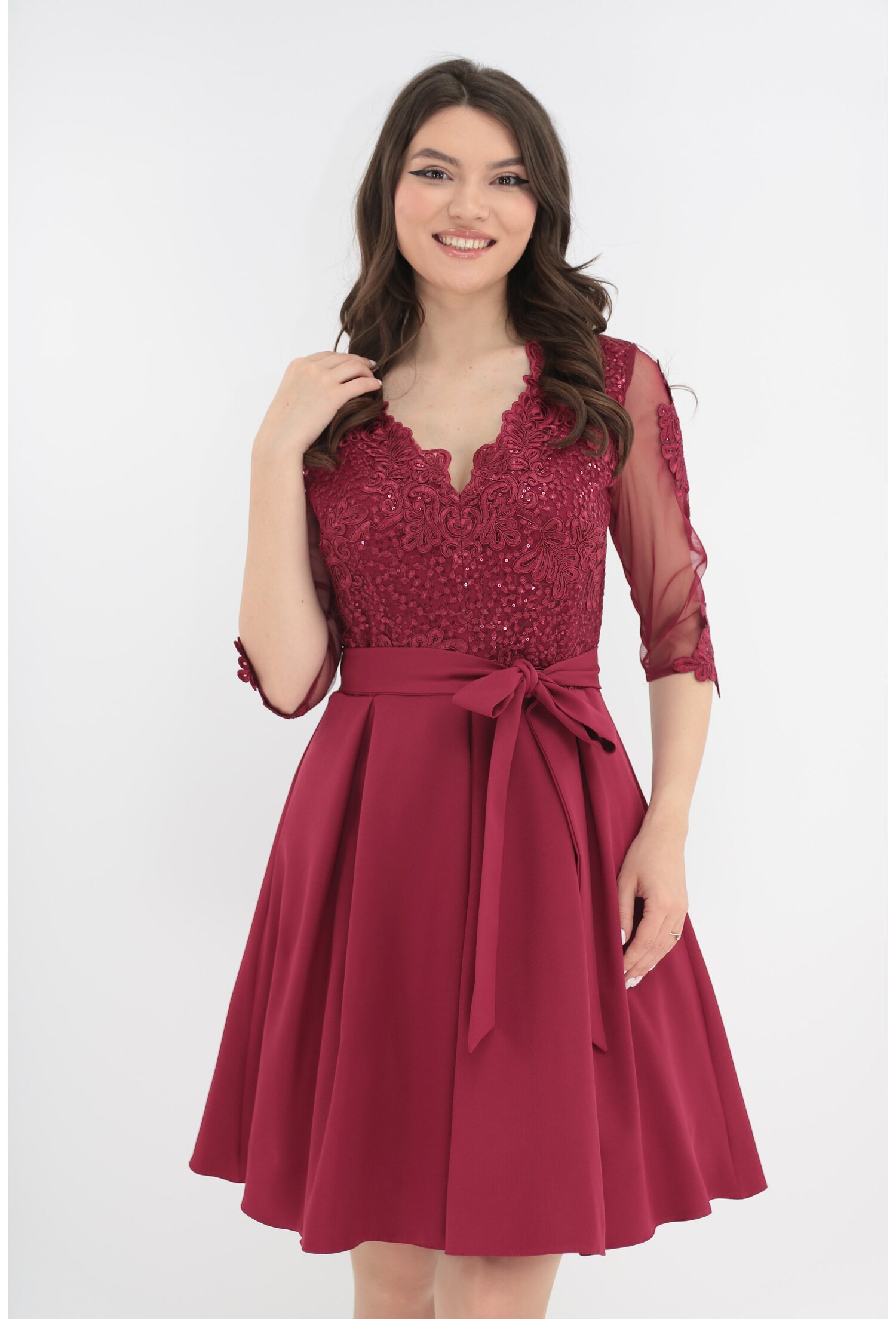 Rochie eleganta bordo cu broderie si maneci din tull