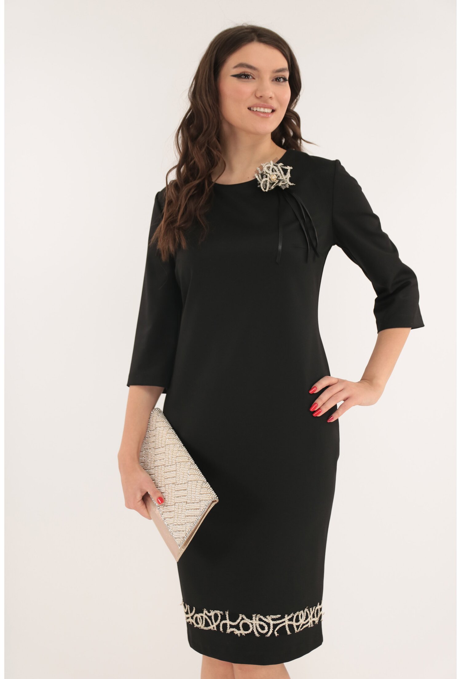 Rochie eleganta neagra cu brosa si broderie aurie la tiv