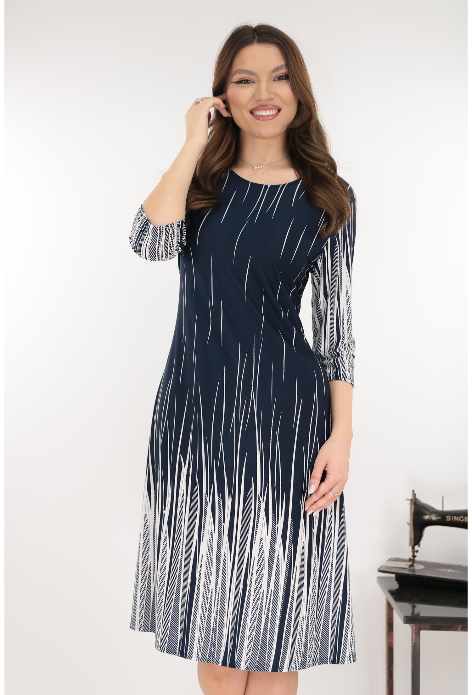 Rochie evazata bleumarin cu imprimeu geometric la tiv