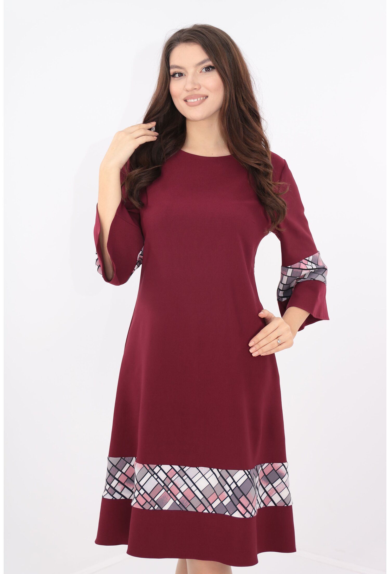 Rochie evazata bordo cu insertii roz